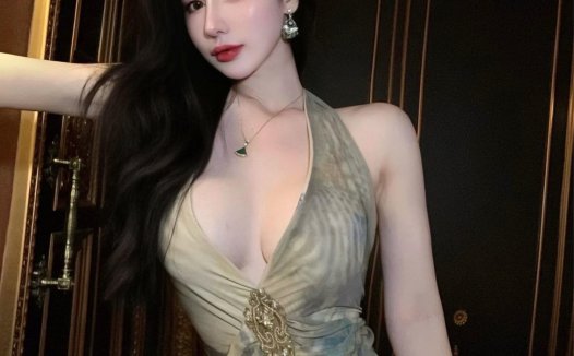 不爱笑的赛琳微博红人，她的时尚穿搭与性感黑丝