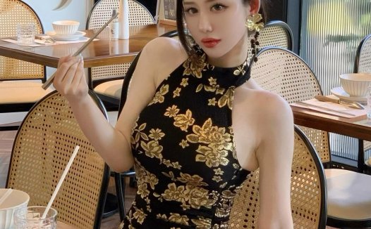 不爱笑的赛琳付费视频流出，豹纹连体衣成亮点