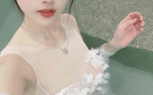 小萌子mmm微博微密圈展现苗条身材，健康肌肤的微博视频魅力